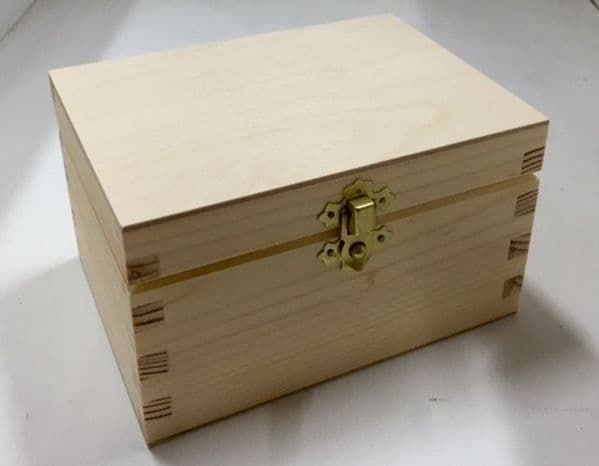 Pine wood box with lid  16x11.5x9.5 CM