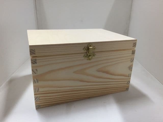 Pine wood box with lid 24x18x14 CM